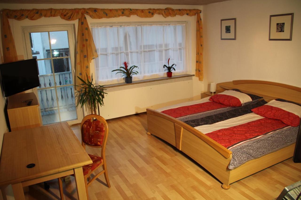 Ferienwohnung Mit 4 Schlafzimmer Fuer 2 Bis 9 Gaeste----Apartment With 4 Bedrooms For 2 To 9 Guests Nuremberg ภายนอก รูปภาพ