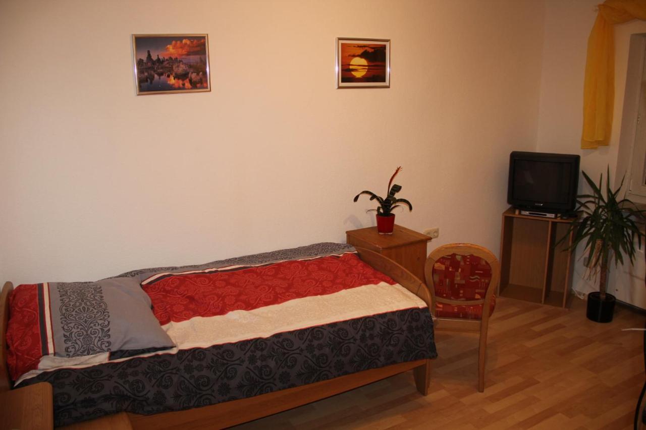 Ferienwohnung Mit 4 Schlafzimmer Fuer 2 Bis 9 Gaeste----Apartment With 4 Bedrooms For 2 To 9 Guests Nuremberg ภายนอก รูปภาพ